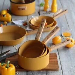 Casserole Ector Induction Aluminium Revêtu Manche En Bois 18 Cm Jaune -Casserole & Saveurs Magasin 108003 2 1 Casserole Ector induction aluminium revetu manche en bois 18 cm jaune Ogo