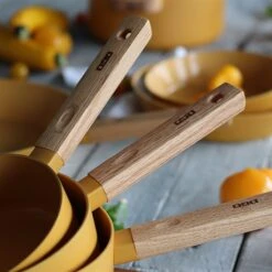 Casserole Ector Induction Aluminium Revêtu Manche En Bois 18 Cm Jaune -Casserole & Saveurs Magasin 108003 3 1 Casserole Ector induction aluminium revetu manche en bois 18 cm jaune Ogo