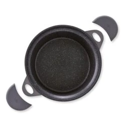 Devant -Casserole & Saveurs Magasin 111078 1 1 Lot faitout Dur comme la pierre 28 cm et 2 maniques en silicone Mathon