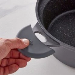 Lot Faitout Dur Comme La Pierre 28 Cm Et 2 Maniques En Silicone -Casserole & Saveurs Magasin 111078 3 1 Lot faitout Dur comme la pierre 28 cm et 2 maniques en silicone Mathon