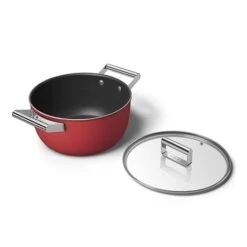 Smeg Faitout Bas Aluminium Antiadhésif 24 Cm Rouge Mat Avec Couvercle Verre Trempé -Casserole & Saveurs Magasin 133003 2 1 Faitout bas aluminium antiadhesif 24 cm rouge mat avec couvercle verre trempe Smeg
