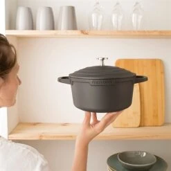 Cocotte Légère Ronde En Fonte D'aluminium 20 Cm 2,6 L Coloris Noir 5 Cocotte Légère Ronde En Fonte D'aluminium 20 Cm 2,6 L Coloris Noir -Casserole & Saveurs Magasin 203002 2 3 Cocotte legere ronde en fonte d aluminium 20 cm 2 6 L coloris noir Mathon