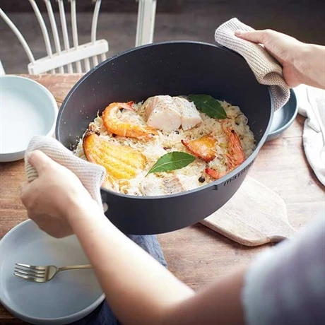 Cocotte Légère Ovale En Fonte D'aluminium 32 Cm 6,5 L Coloris Noir 2 Cocotte Légère Ovale En Fonte D'aluminium 32 Cm 6,5 L Coloris Noir – Image 2