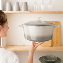 Cocotte Légère Ronde En Fonte D'aluminium 28 Cm 6,7 L Coloris Gris 6 Cocotte Légère Ronde En Fonte D'aluminium 28 Cm 6,7 L Coloris Gris -Casserole & Saveurs Magasin 203005 2 4 Cocotte legere ronde en fonte d aluminium 28 cm 6 7 L coloris gris Mathon