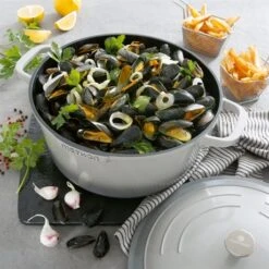 Cocotte Légère Ronde En Fonte D'aluminium 28 Cm 6,7 L Coloris Gris 7 Cocotte Légère Ronde En Fonte D'aluminium 28 Cm 6,7 L Coloris Gris -Casserole & Saveurs Magasin 203005 3 4 Cocotte legere ronde en fonte d aluminium 28 cm 6 7 L coloris gris Mathon