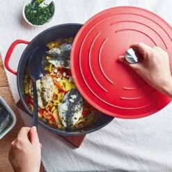 Produits populaires -Casserole & Saveurs Magasin 203007 1 3 Cocotte legere ronde en fonte d aluminium 28 cm 6 7 L rouge Mathon