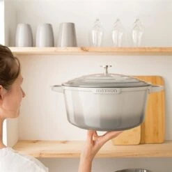 Cocotte Légère Ronde En Fonte D’aluminium 28 Cm 6,7 L Rouge 5 Cocotte Légère Ronde En Fonte D’aluminium 28 Cm 6,7 L Rouge -Casserole & Saveurs Magasin 203007 2 3 Cocotte legere ronde en fonte d aluminium 28 cm 6 7 L rouge Mathon