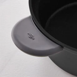 Produits populaires -Casserole & Saveurs Magasin 209010 1 2 Lot cocotte legere ronde en fonte d aluminium 20 cm coloris noir et deux maniques silicone Mathon
