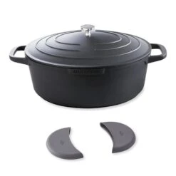 Lot Cocotte Légère Ovale En Fonte D'aluminium 32 Cm Coloris Noir Et Deux Maniques Silicone