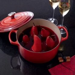Le Creuset Cocotte Fonte Rond 24 Cm Cerise -Casserole & Saveurs Magasin 213179 2 3 Cocotte fonte rond 24 cm cerise Le Creuset