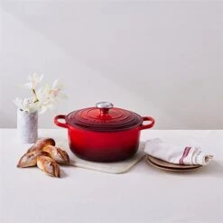 Le Creuset Cocotte Fonte Rond 26 Cm Cerise -Casserole & Saveurs Magasin 213184 4 3 Cocotte fonte rond 26 cm cerise Le Creuset